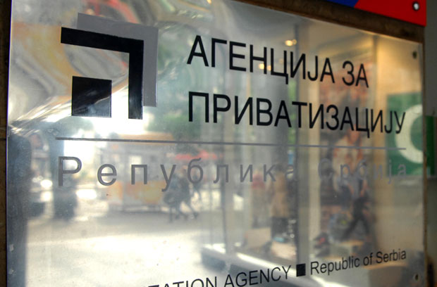 Бране буџет од лоших купаца