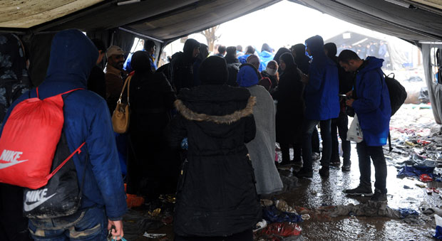 Македонија поново отворила границу за избеглице