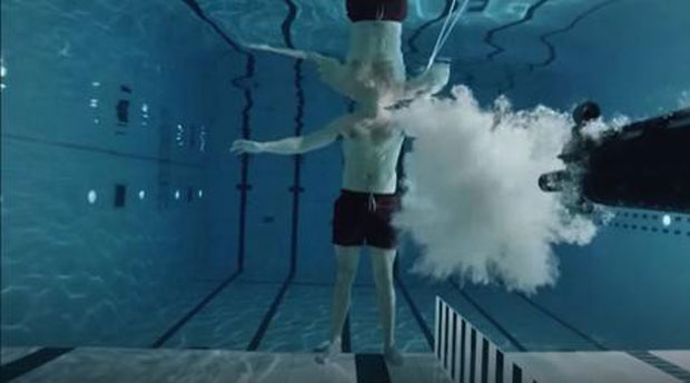 Пуцао у себе под водом и све то снимао камером!