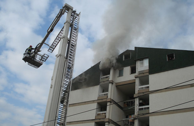 Ниш: Из пожара у поткровљу спасено осам станара