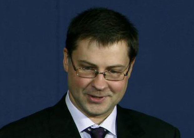 Домбровскис подржао Шојблеову идеју о таксама на гориво