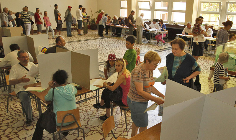 Бирача све мање