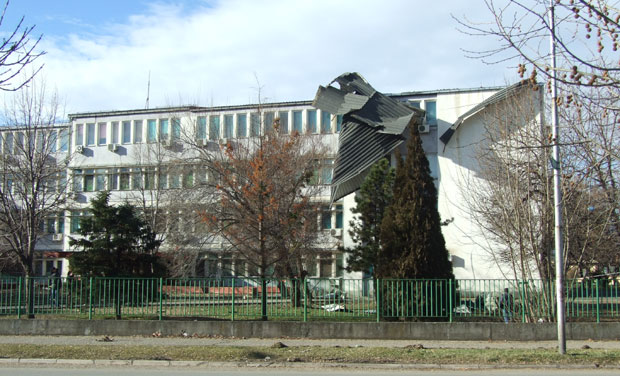 Ветар однео кровове на Болници и Пошти