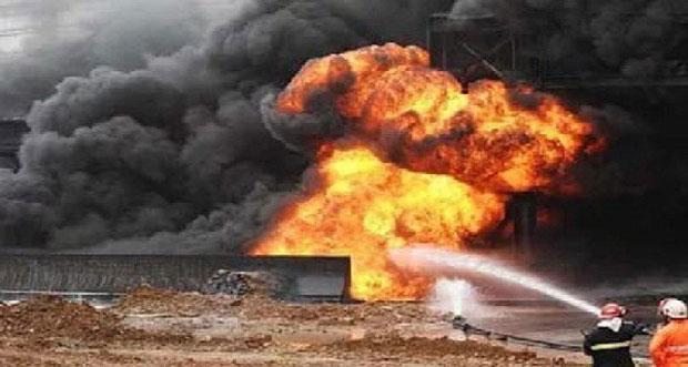 Нигерија: Бомбашки напади на нафтовод, више хиљада барела нафте излило се у море