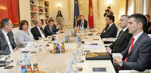 Црна Гора: На улицу или у фотељу?