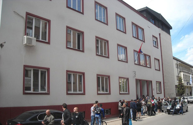 Мајка избацила децу из куће