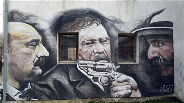 Славни гледају Добојлије са мурала