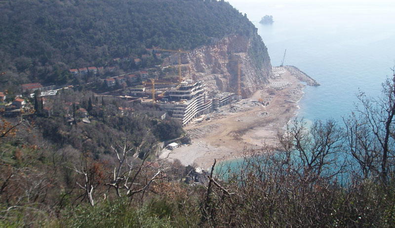 Црна Гора: Апартмани на обали зарасли у коров