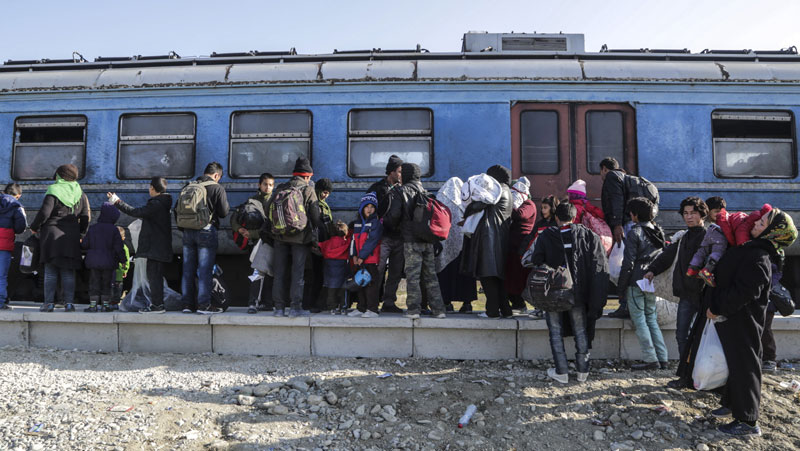 Око 1.000 избеглица цео дан заглављено у Ђевђелији због блокаде таксиста