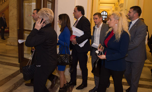 Шутановац: Нисам желео да вређам СНС, већ да укажем на апсурд; Напредњаци напустили седницу; Позлило Константину Арсеновићу
