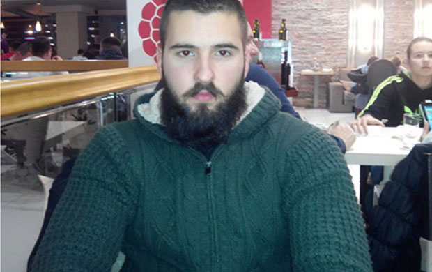 ЈАЧИ ОД ТАЛАСА: Спасао возача из кола у мору