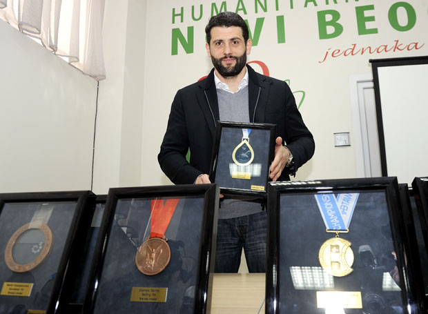 Шапић медаљама лечи болесну децу