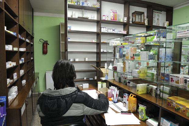 Извршитељи плене и лекове из апотека!