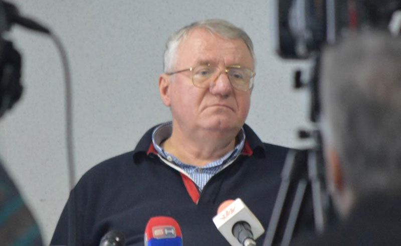 Шпијунка: Ало, Војо, Радован овде