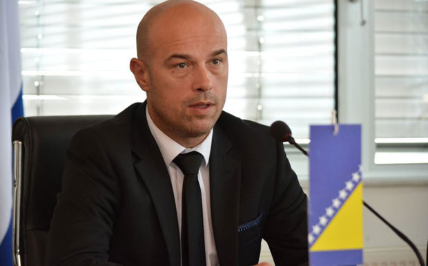 Тегелтији прете због хиџаба!