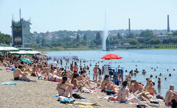 Жичара, базени и забавни парк