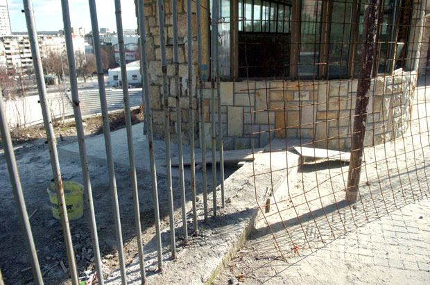 Реновирају Таш али не и ограду