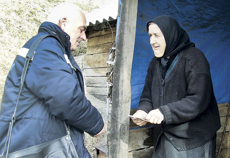 У Радетовој торби пензија, брашно и лекови