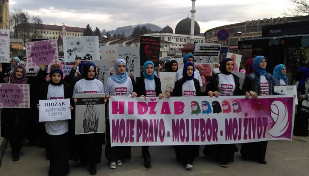 Хиџаб и даље не може у судницу