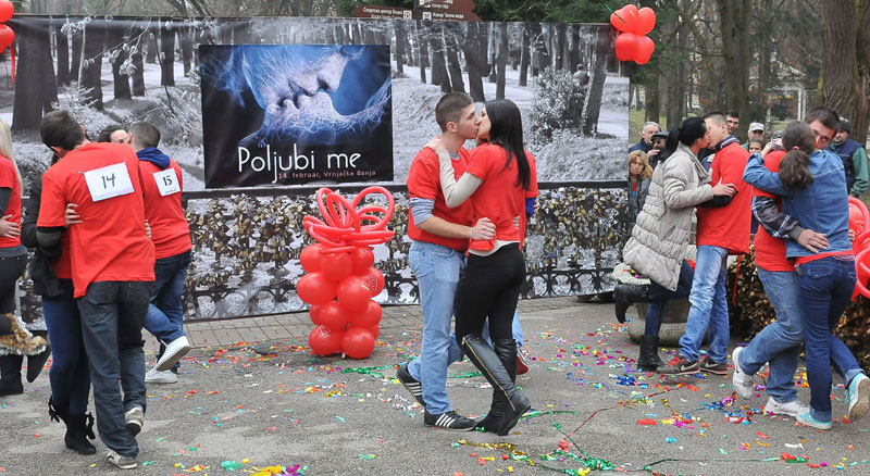 Рекордни пољупци на Мосту љубави