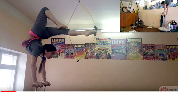 Атлетичарка ногама гађа мету (ВИДЕО)