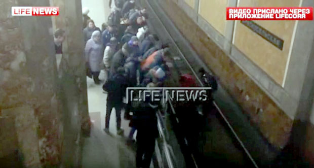 ВИДЕО: Скочили за женом у метроу како би је спасили сигурне смрти