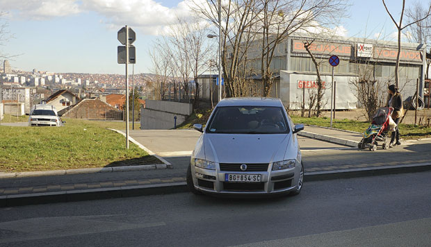 Улица води само до - тротоара?!