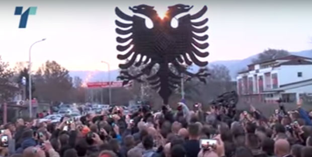 У Скопљу откривен споменик албанском „Двоглавом орлу“