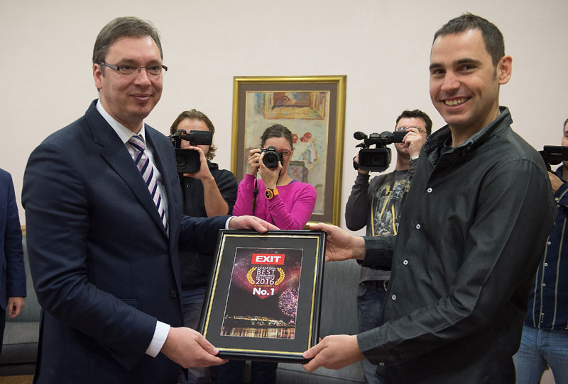 Иза Егзита је стала и држава