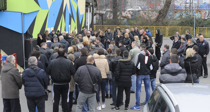 Породица чека обдукцију