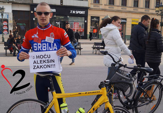 Младић вози бицикл за Алексин закон иако му прети слепило!