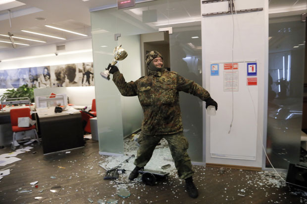 На демонстрацијама у Кијеву нападнуте две руске банке