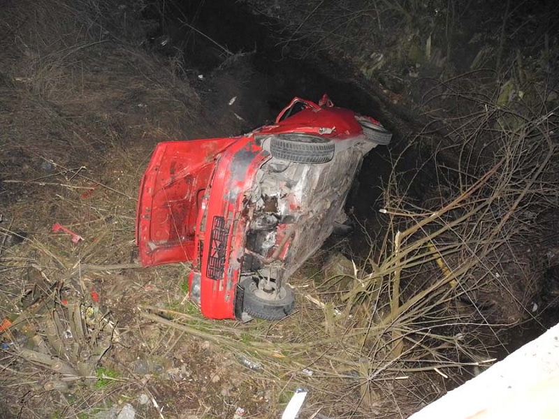 Супружници погинули, троје деце повређено када је ауто слетео у поток