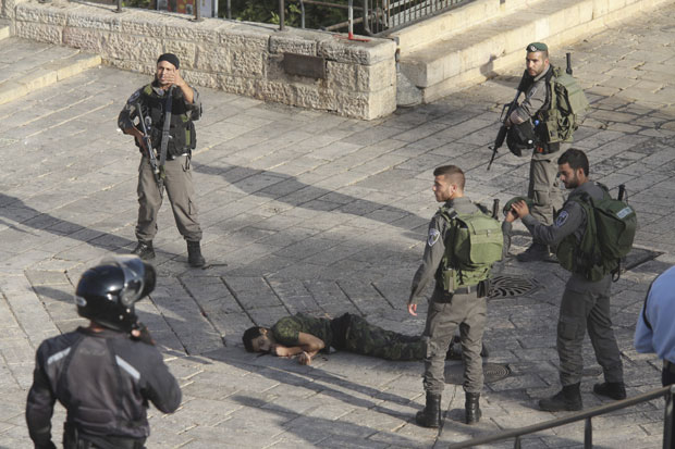 Израелске снаге пуцале на нападача док је лежао на земљи