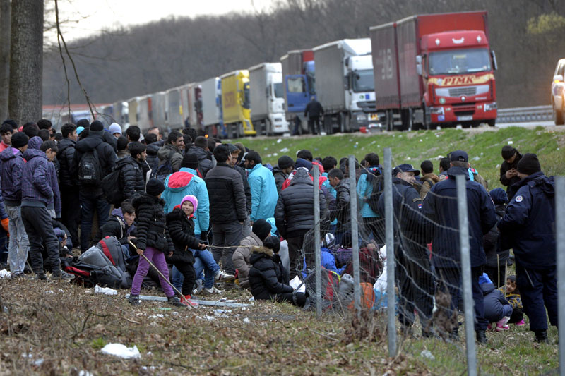 Мигранти покушали да пробију границу