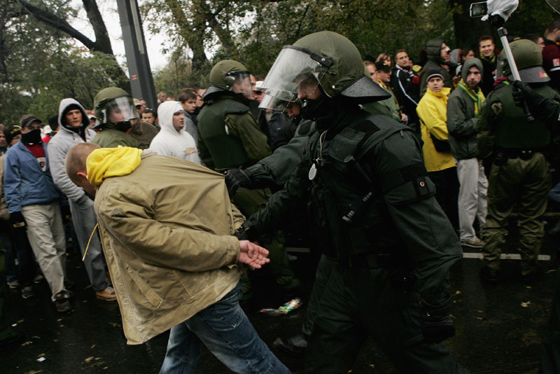 Навијачи Шкендије напали варваре, двоје теже повређено