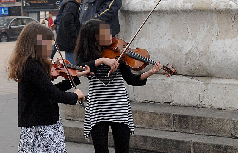 Мали улични забављачи зарађују за друге?
