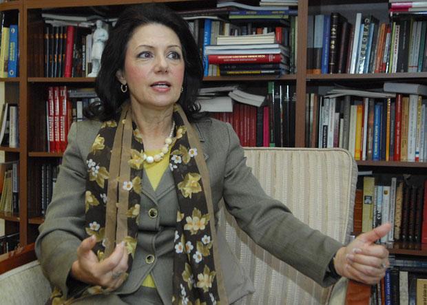 Шпијунка: Вино са комшијама