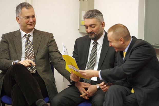 Тројка захтева по два мандата