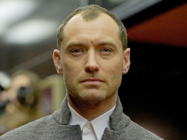 Џуд Ло посетио избеглице