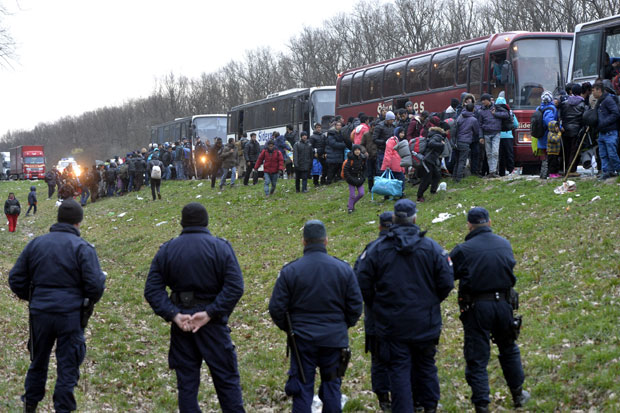 ХРТ: Три аутобуса с избеглицама с Бајакова превезене у Славонски Брод