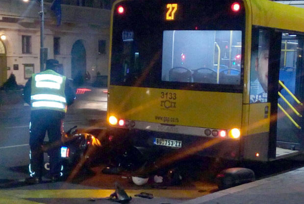 Подлетео под аутобус