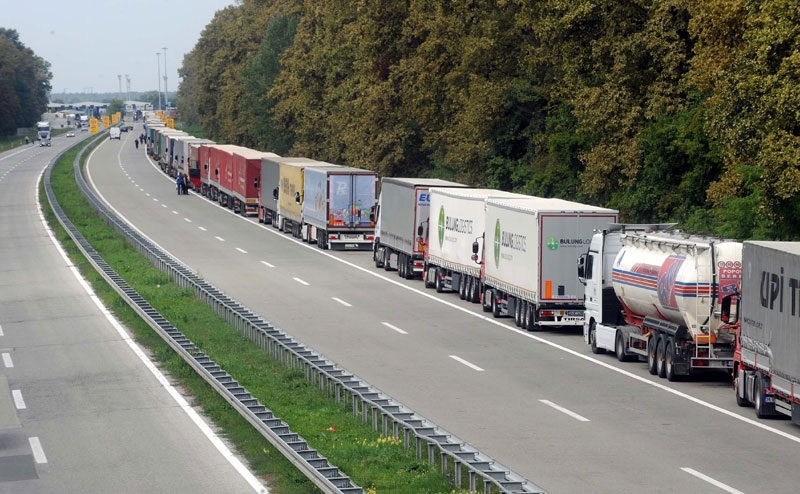 Колона камиона на прелазу Батровци, задржавање до осам сати