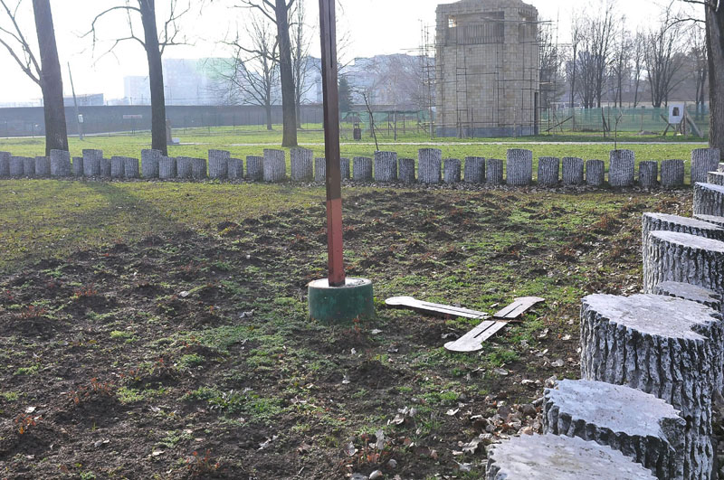 Вандали изломили крст хероја