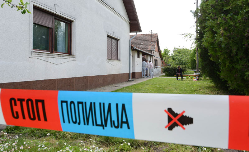 Секиром убио комшију