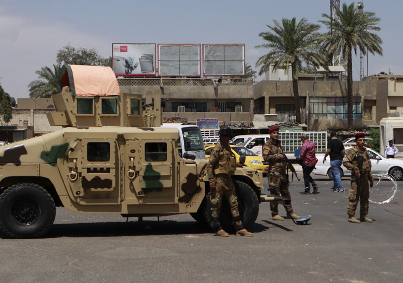 Бомбашки напади на касарну у Багдаду, осам мртвих и 22 рањена полицајца