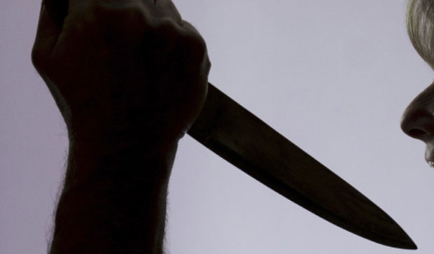 Ћерка ножем на оца