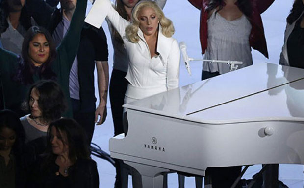 Лејди Гага на додели Оскара надмашила саму себе и довела публику до суза!