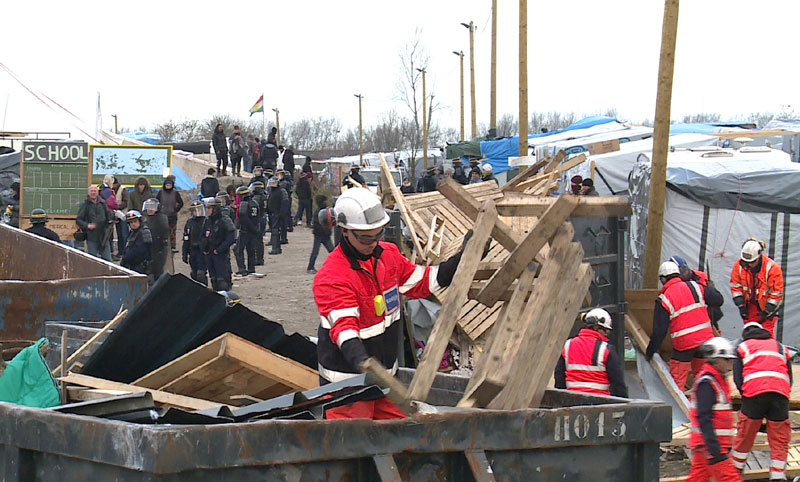 Французи расељавају камп у Калеу: Булдожерима чисте Џунглу