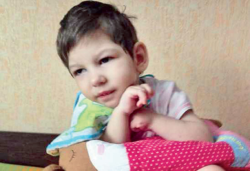 Умоболна дадиља одсекла главу девојчици, запалила стан, па се шетала по улицама носећи одрубљену главу! (ВИДЕО)